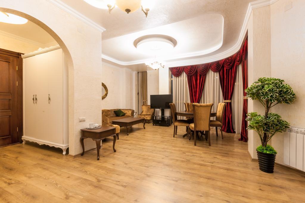 Iberia Palace Hotel Zugdidi Buitenkant foto