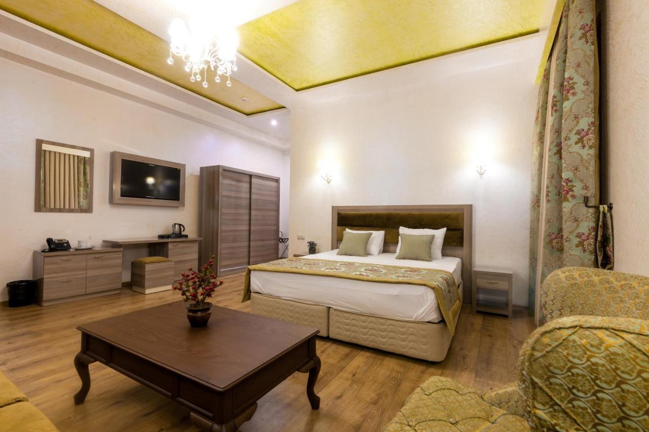 Iberia Palace Hotel Zugdidi Buitenkant foto