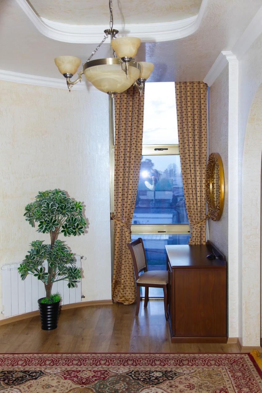 Iberia Palace Hotel Zugdidi Buitenkant foto