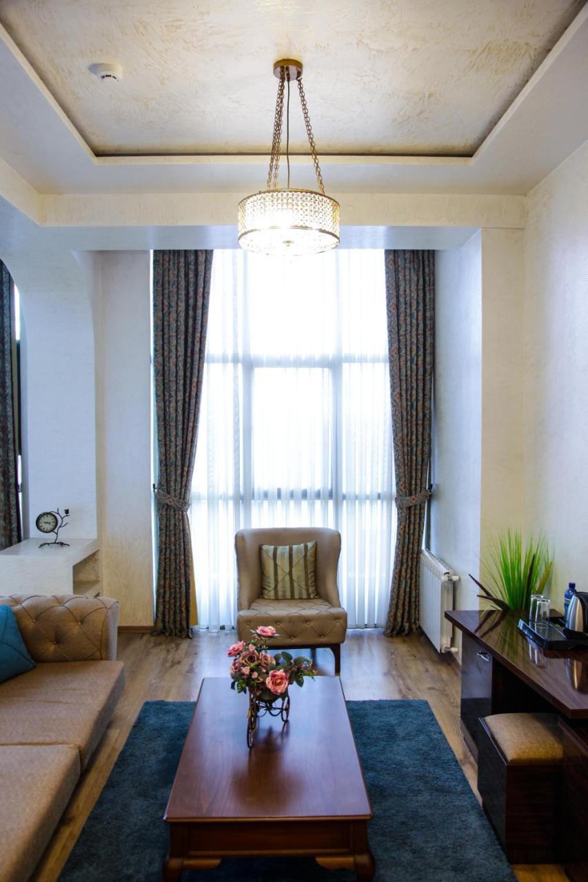 Iberia Palace Hotel Zugdidi Buitenkant foto