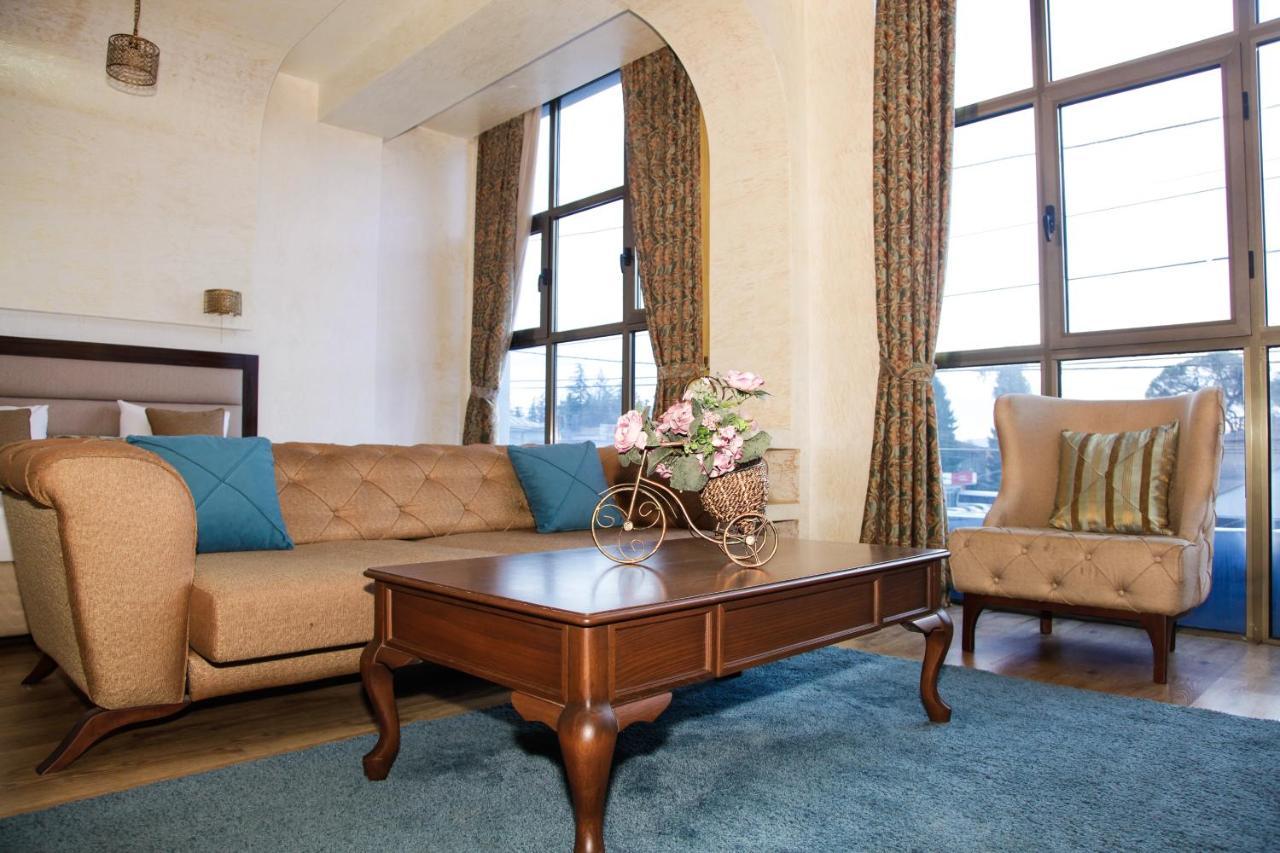 Iberia Palace Hotel Zugdidi Buitenkant foto